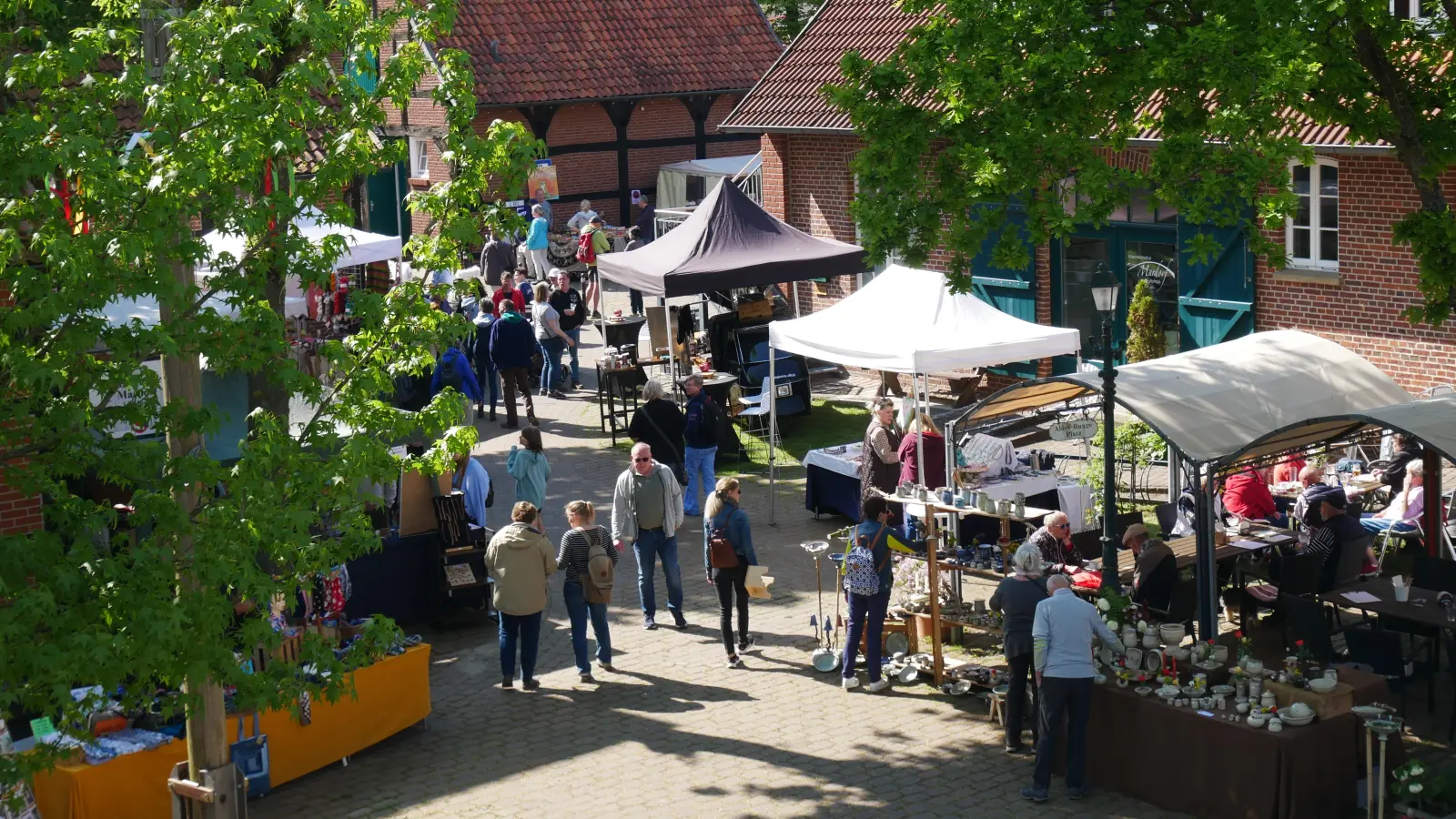 Der Kunsthandwerkermarkt auf dem Aloys-.Bunge-Platz ist ein Besuchermagnet. (Foto: gi)