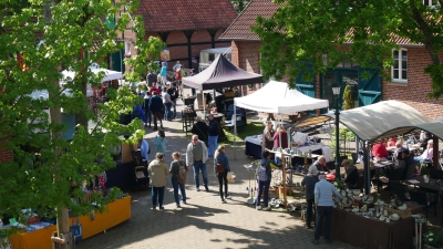 Der Kunsthandwerkermarkt auf dem Aloys-Bunge-Platz ist ein Besuchermagnet (Foto: gi)