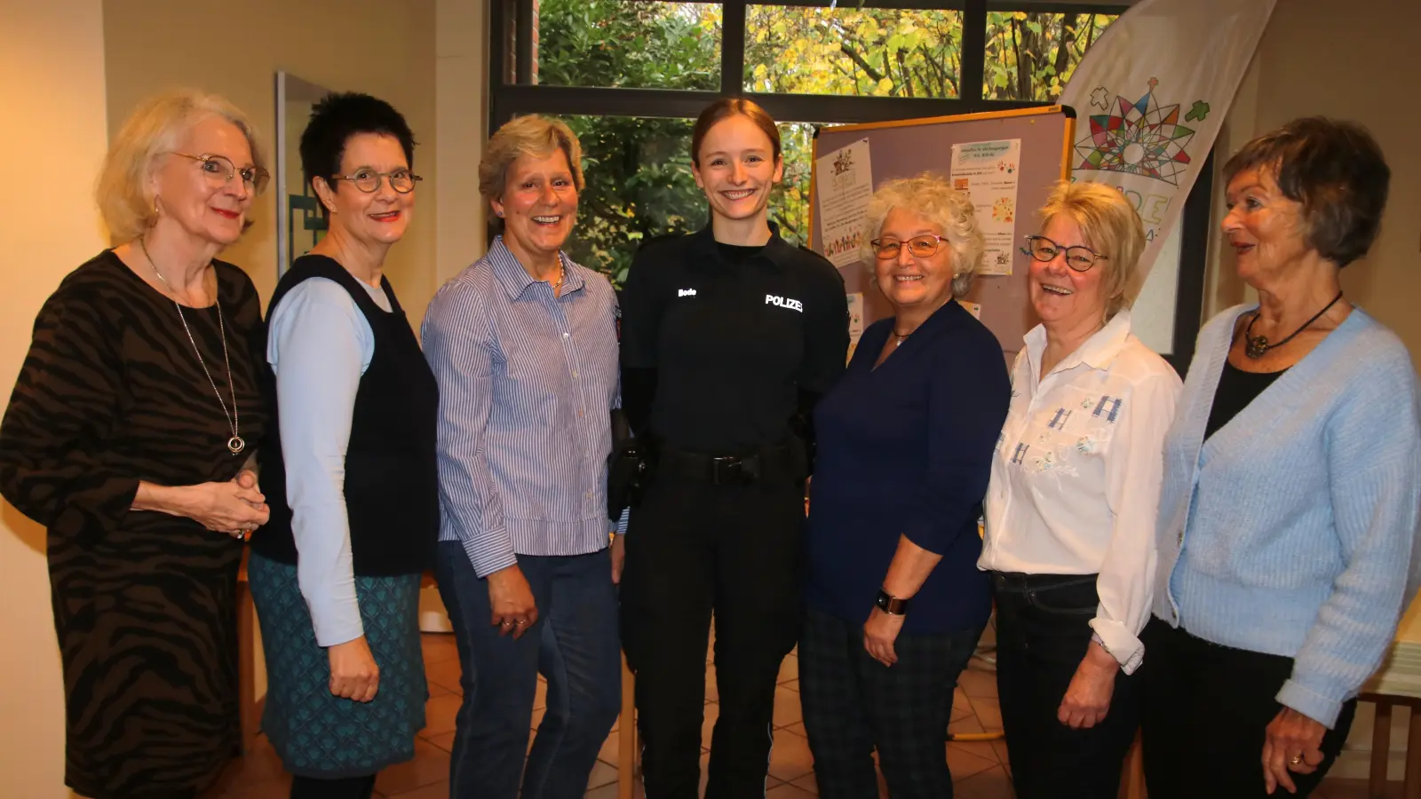 Das Frauenfrühstücksteam mit der Kontaktbeamtin (v.li.): Frauke Harland-Ahlborn, Elke Schröder, Marita Schemmel, Catharina Bode, Natalia Naklytska, Barbara Koch und Anette Wöltje.  (Foto: gi)