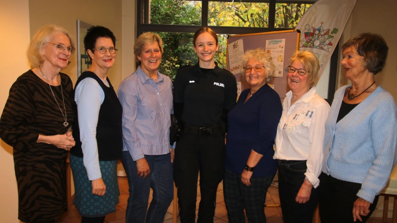 Das Frauenfrühstücksteam mit der Kontaktbeamtin (v.li.): Frauke Harland-Ahlborn, Elke Schröder, Marita Schemmel, Catharina Bode, Natalia Naklytska, Barbara Koch und Anette Wöltje.  (Foto: gi)