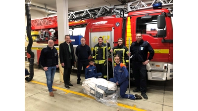 Stadtsparkassen-Vorstandsmitglied Frank Wiebking (2.v.li.) überreicht der Jugendwehr der Ortswehr Wunstorf ein hochwertiges Zelt.  (Foto: Feuerwehr)