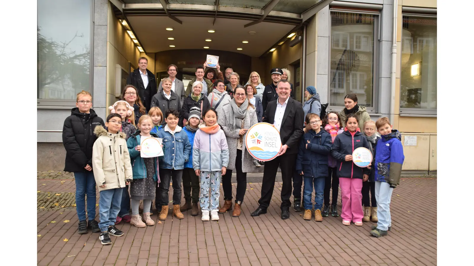 Michaela Schneider (vorn links), Fabian Grote (vorn rechts) mit Partnern, Unterstützern, Kindern und Lehrerinnen der Stadtturmschule präsentieren das Logo für die Kinderschutzinseln. (Foto: ab)