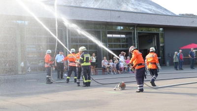 Große Zuschauerresonanz bei den ersten Eimerfestspielen vor dem neuen Feuerwehrhaus Bokeloh/Mesmerode.  (Foto: gi)