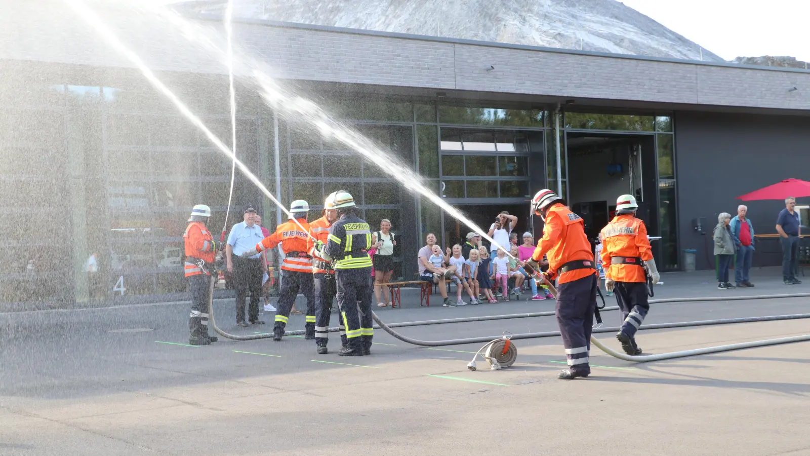 Große Zuschauerresonanz bei den ersten Eimerfestspielen vor dem neuen Feuerwehrhaus Bokeloh/Mesmerode.  (Foto: gi)