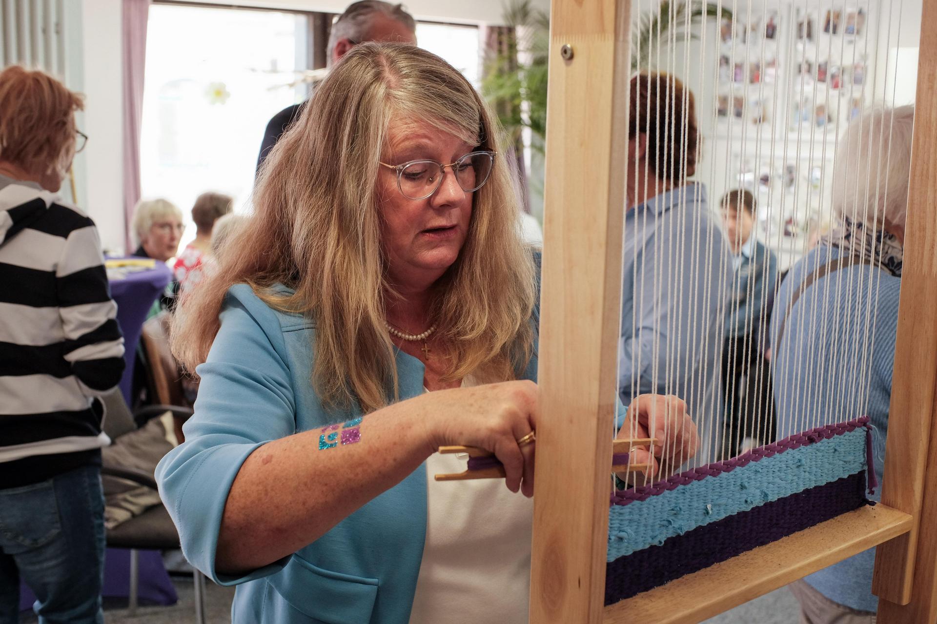 Projekt: Kirchenkreissozialarbeiterin Janet Breier arbeitet an einem „Flickenteppich” mit. (Foto: Mirko Bartels)