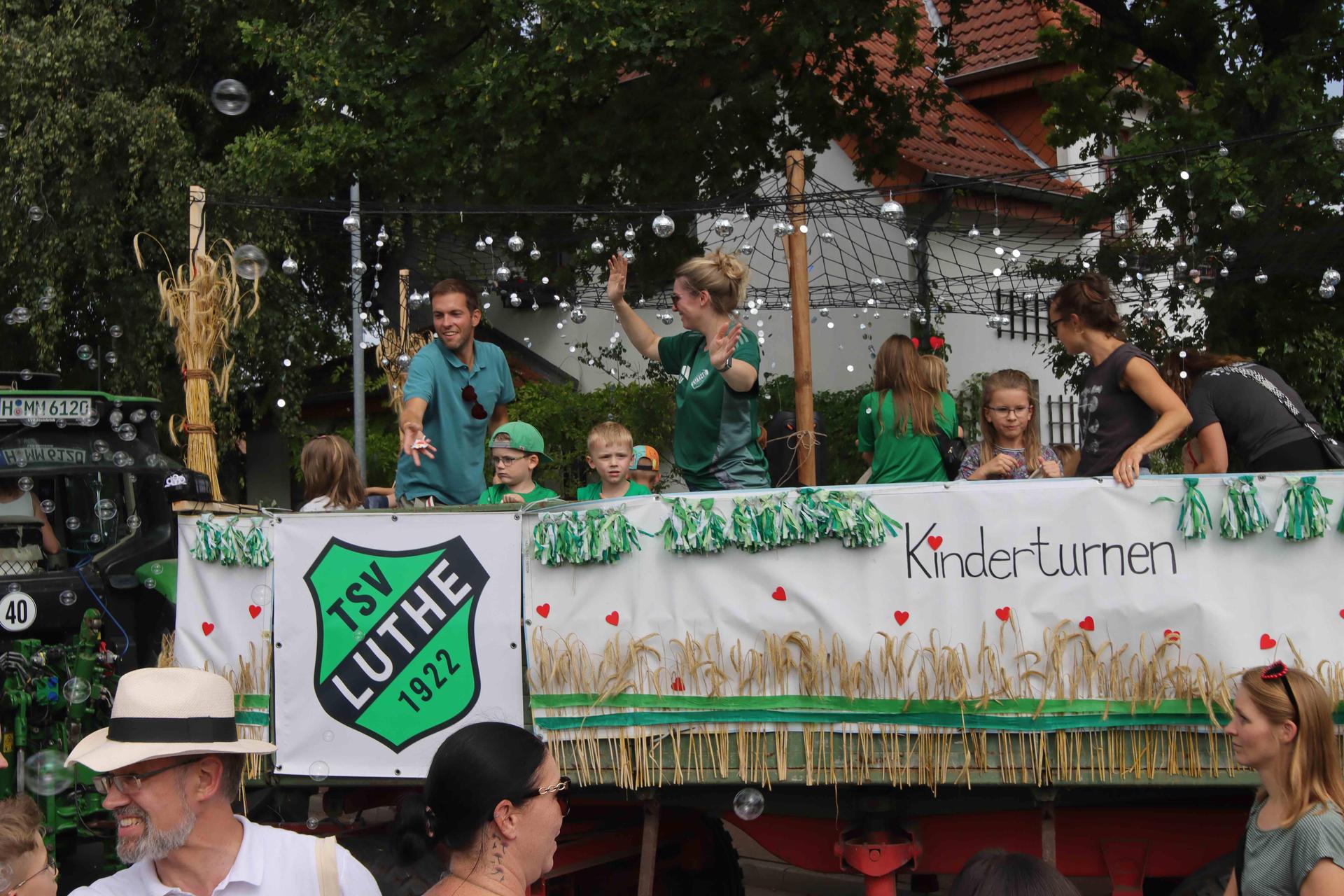 Eindrücke vom großen Festumzug. (Foto: tau)