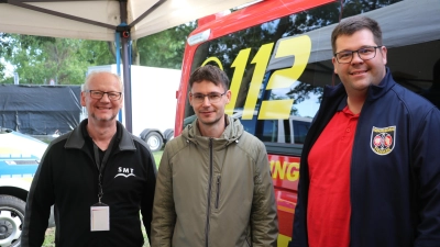 Haben einen ruhigen Abend verbracht (v.li.): Willi Rehbock, Tristan Semsch und Ortsbrandmeister Marcel Nellesen. (Foto: gi)