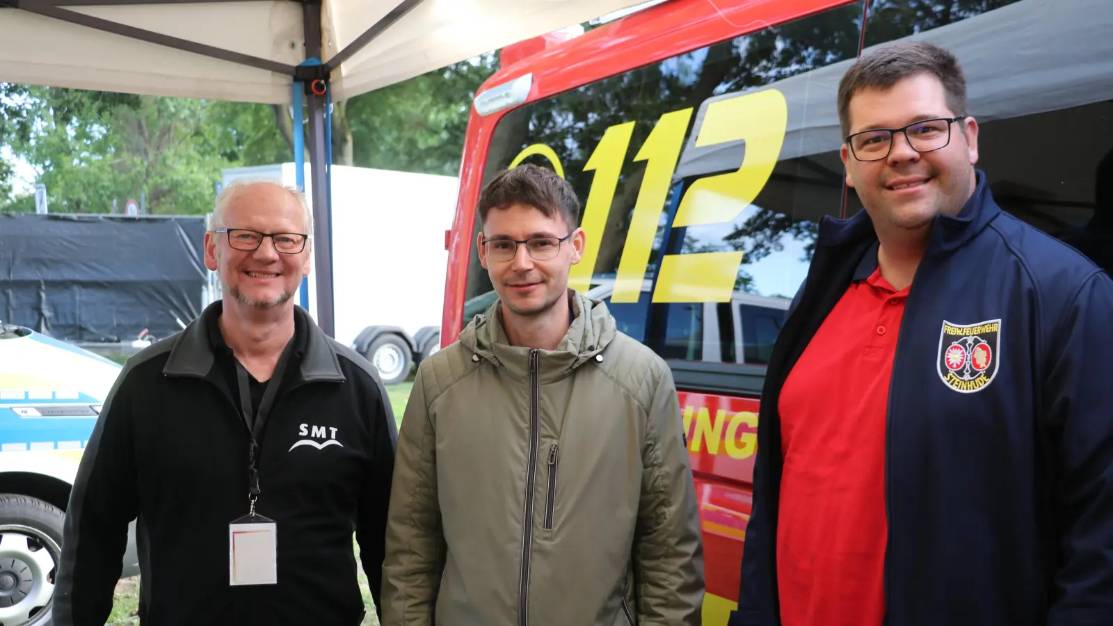 Haben einen ruhigen Abend verbracht (v.li.): Willi Rehbock, Tristan Semsch und Ortsbrandmeister Marcel Nellesen. (Foto: gi)