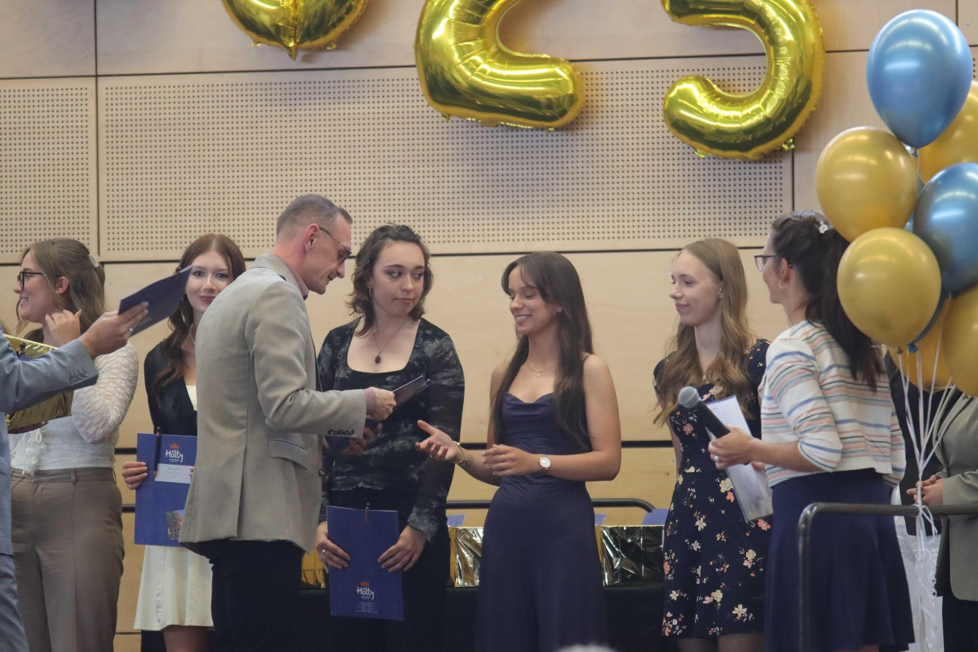 Zeugnisübergabe: Der Abiturjahrgang 2025 des Hölty-Gymnasiums. (Foto: tau)