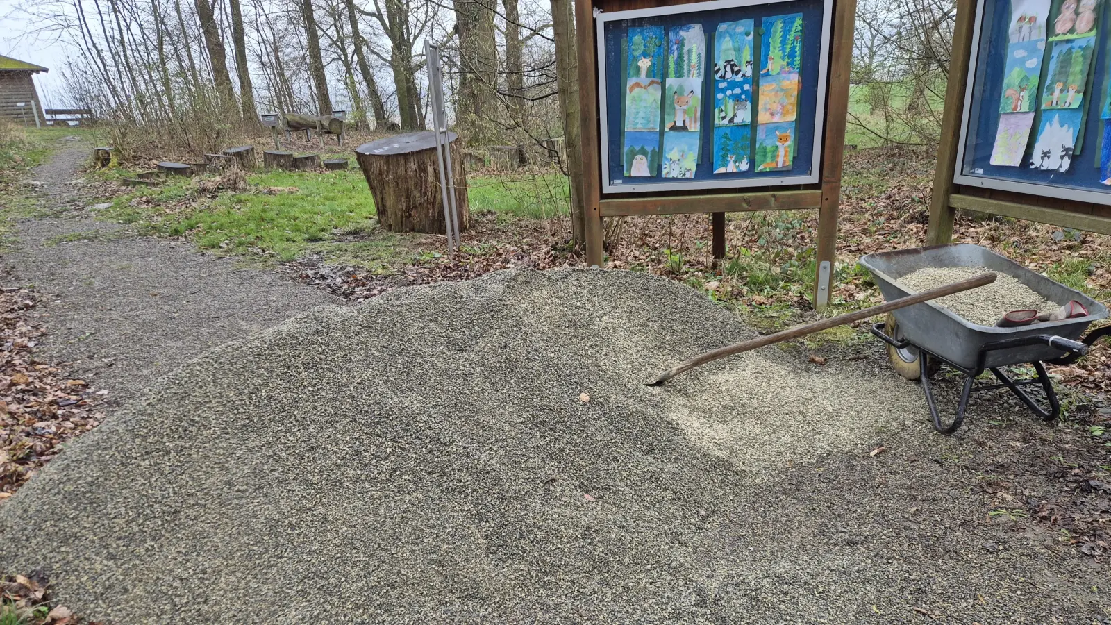 Muskelarbeit machte es möglich: Neuer Belag für die Wege im Bürgerpark Rodenberg. (Foto: privat)