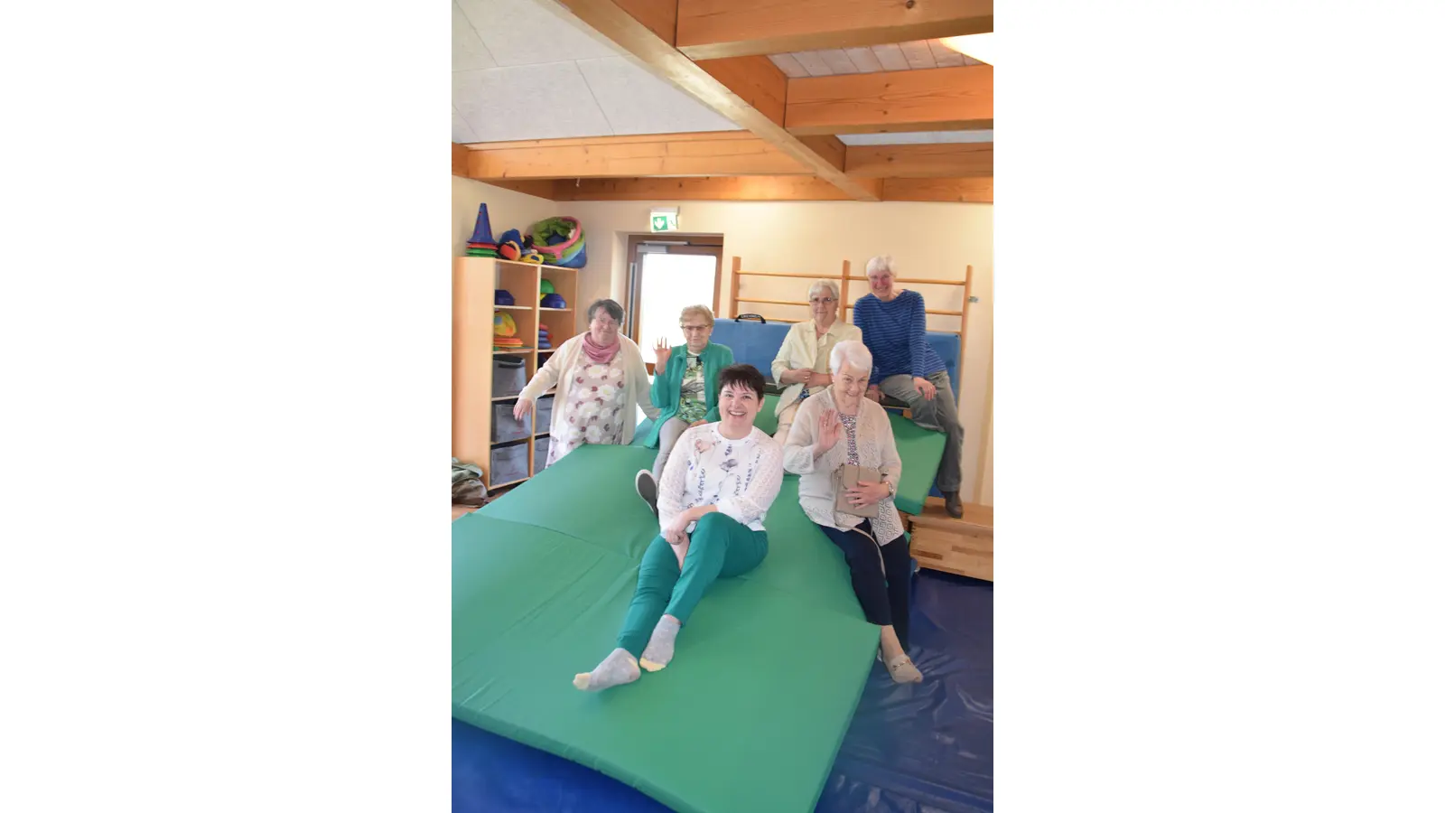 Die „Flinken Nadeln” testen die neuen Matten mit der Leiterin des Integrativen Kindergartens, Irene Dal (vorn Mitte). (Foto: ab)