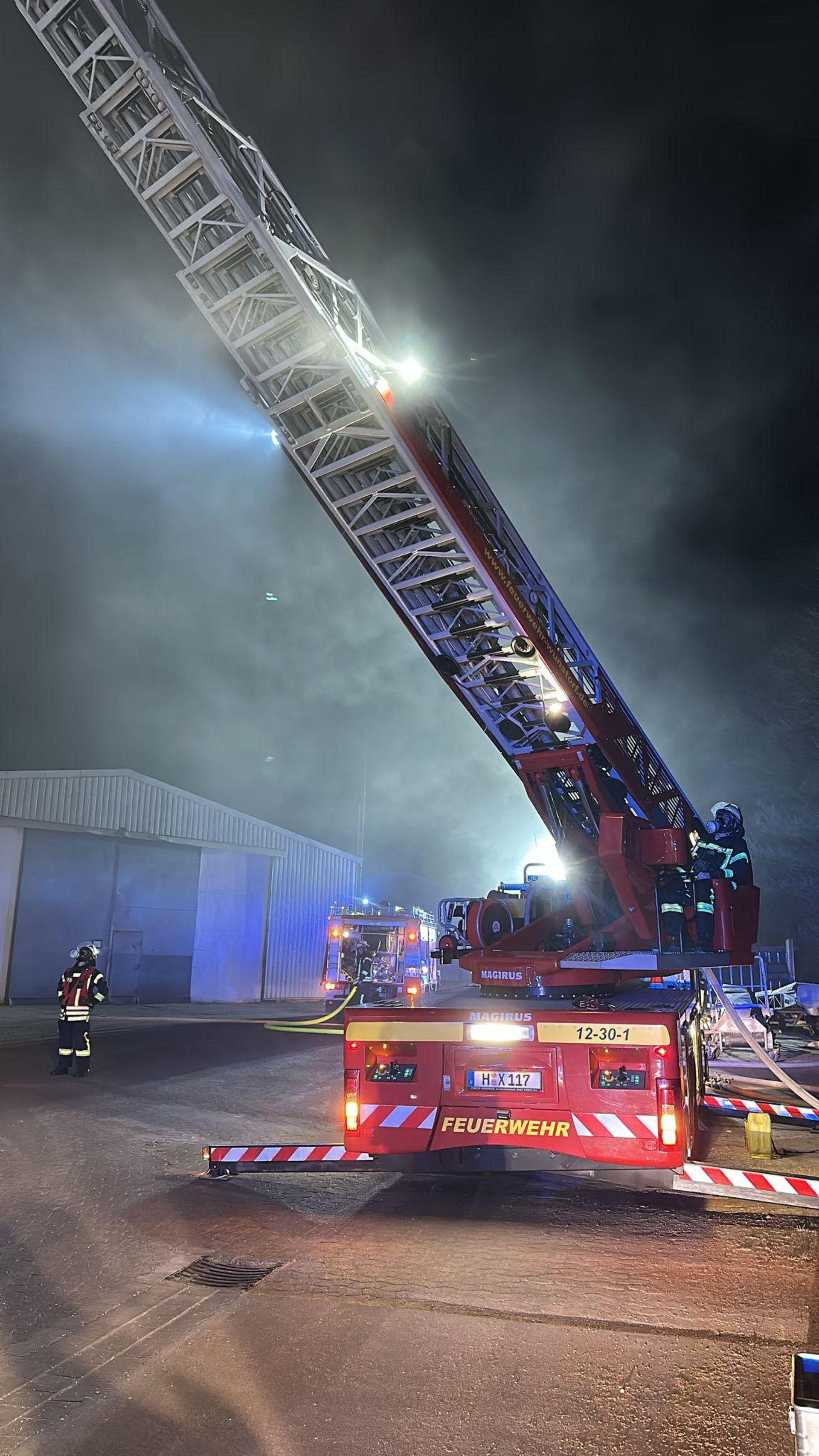 Im Einsatz: Die Drehleiter der Feuerwehr. (Foto: Feuerwehr)