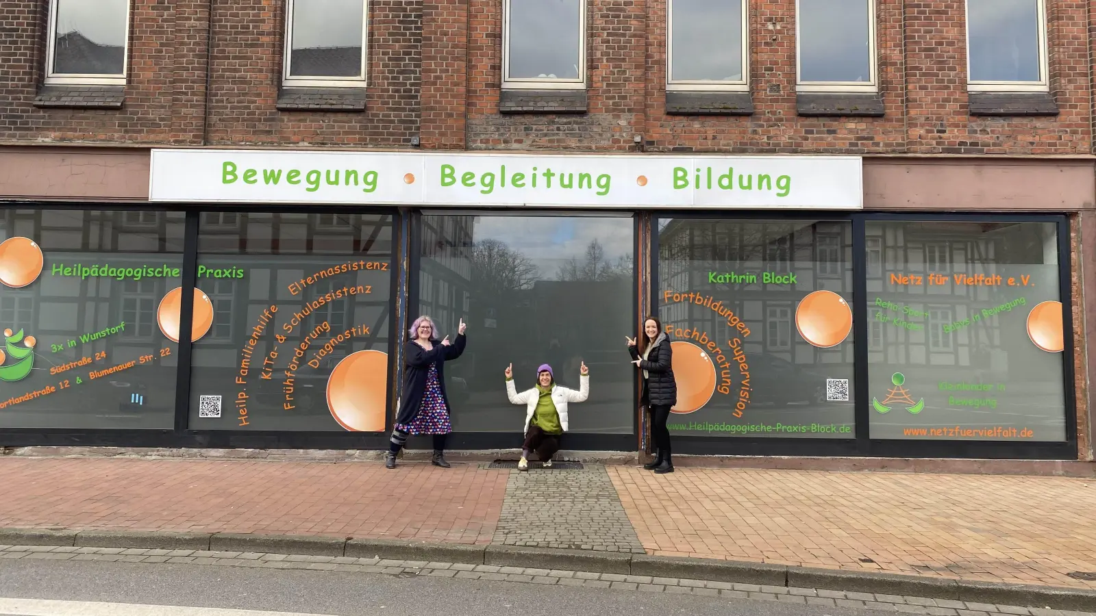 Zeigen, wo noch Platz für Logos im Schaufenster ist (v.li.): Andrea Benndorf, Kathrin Block und Julia Schiele. (Foto: privat)