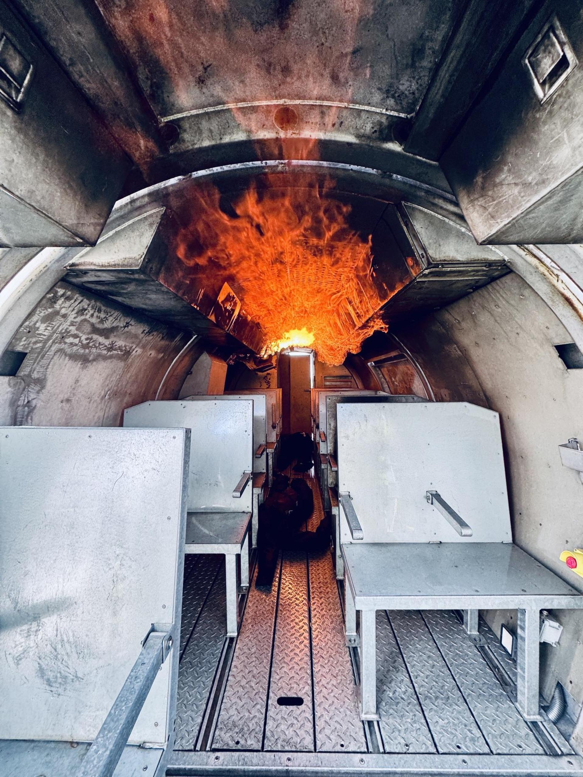 Auf dem Fliegerhorst: Gemeinsame Übung der Stadtfeuerwehr und der Feuerwehr der Bundeswehr. (Foto: Feuerwehr)