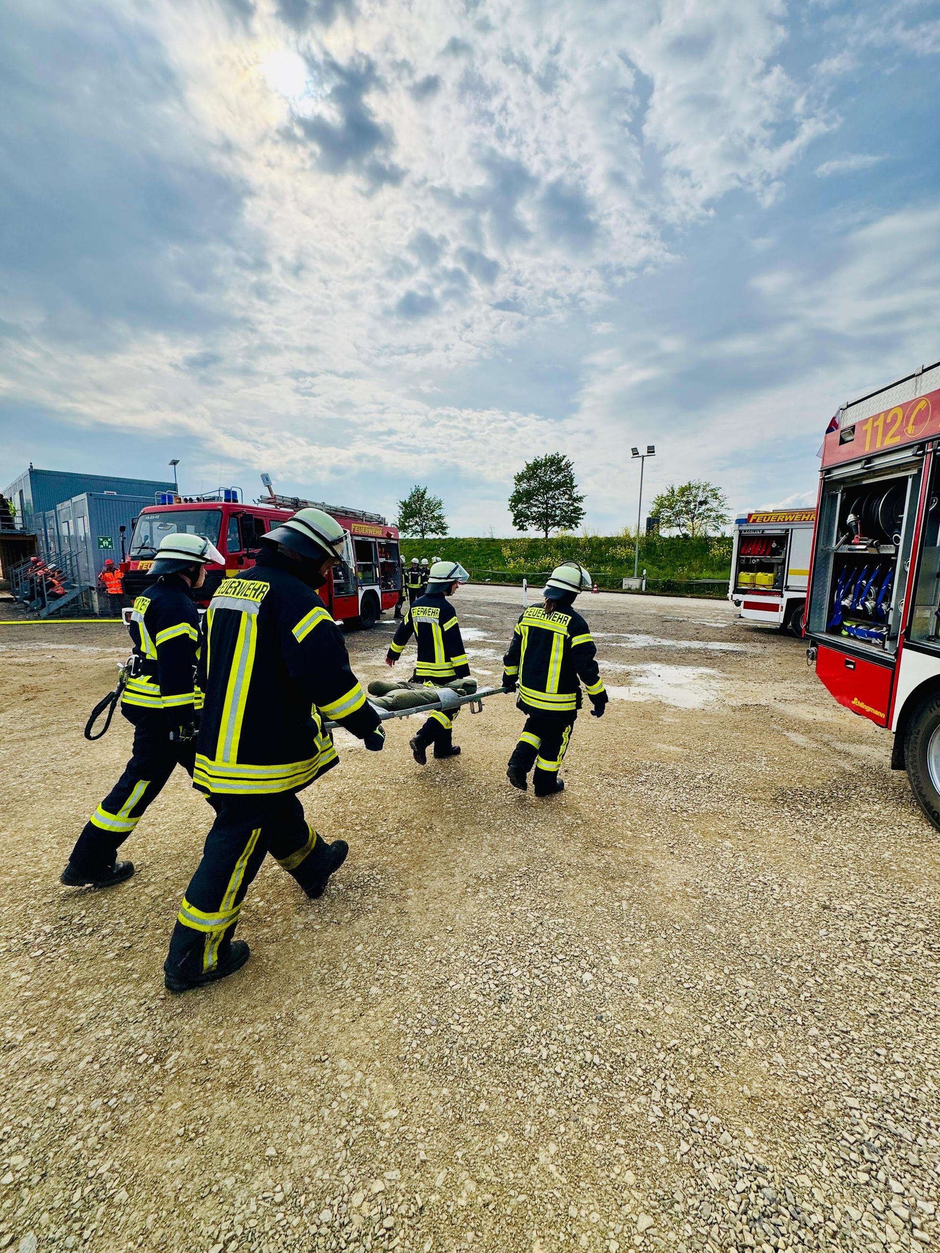 Auf der Airbus-Baustelle: Die Feuerwehr im Einsatz. (Foto: Feuerwehr)