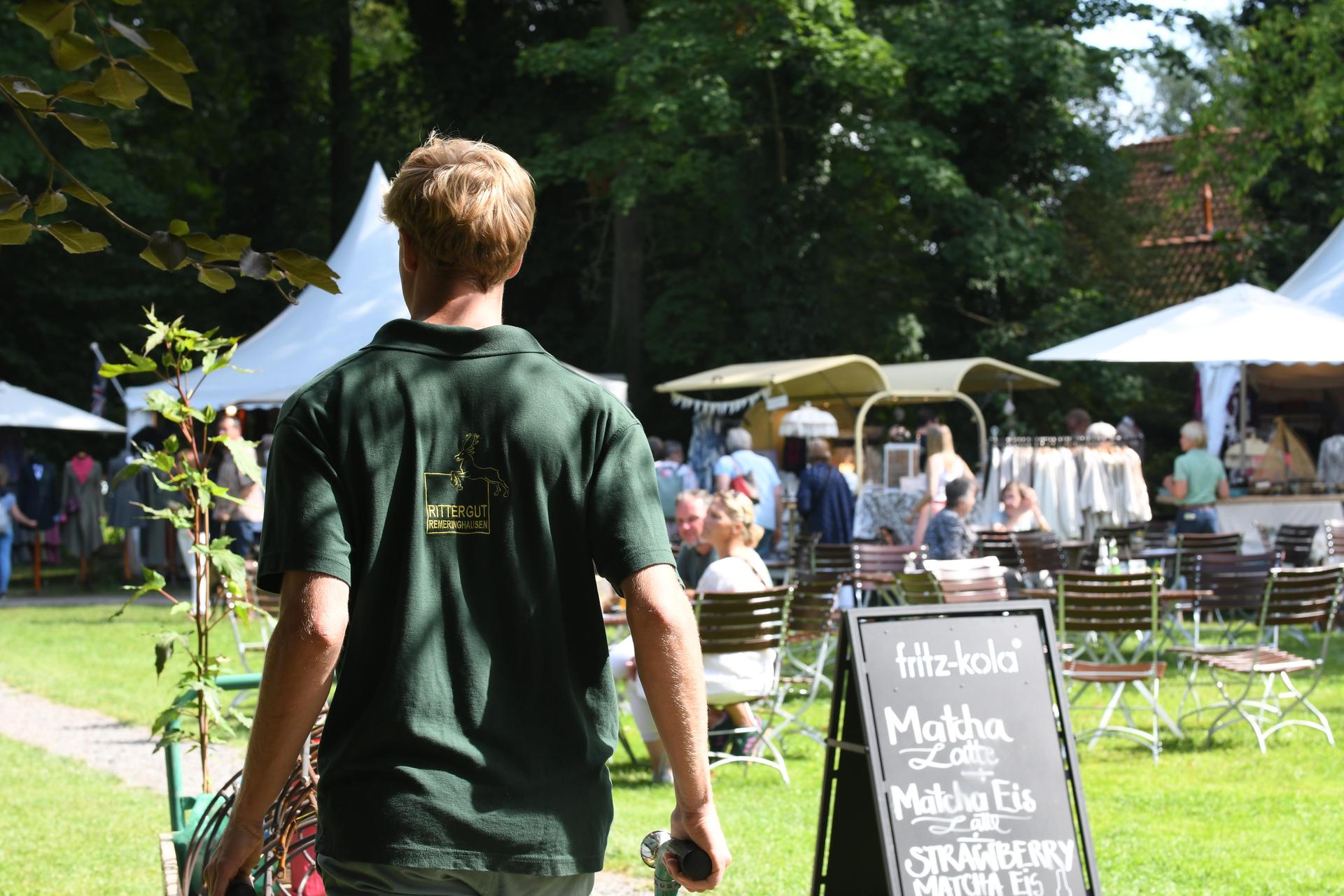Drei Tage lang verwandelte sich das Rittergut Remeringhausen in ein Paradies für Garten- und Kunstliebhaber: Das beliebte Fest „Romantic Garden“ feierte seinen 25. Geburtstag. Bei strahlendem Sommerwetter strömten zahlreiche Besucherinnen und Besucher auf das idyllische Gutsgelände, um ein abwechslungsreiches Programm aus Ausstellungen, Musik und kulinarischen Angeboten zu genießen. Die gut gelaunten Gäste und das hervorragende Wetter sorgten für beste Stimmung, und auch die Aussteller zeigten sich rundum zufrieden. (Foto: nd)