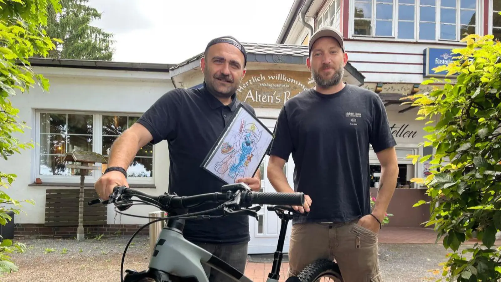 Mit E-Bike und Bild (v.li.): Kosta von Alten&#39;s Ruh und Marcel Birth. (Foto: privat)