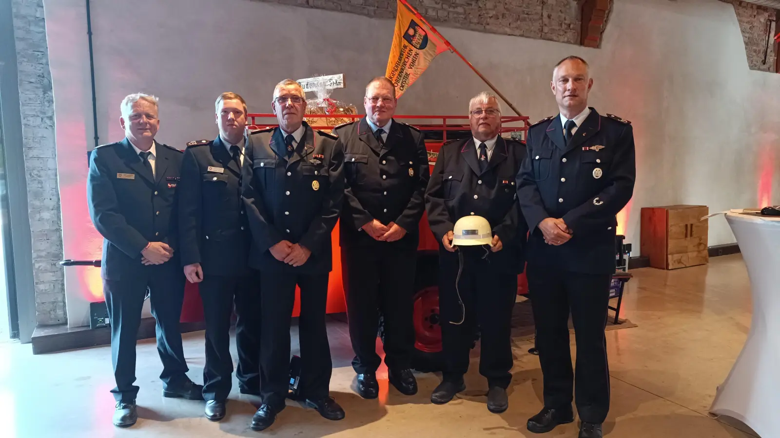 Die Geehrten v.l.n.r.: Marcus Bahr (stv. Abschnittsleiter Süd), Johann Schuster (stv. Ortsbrandmeister), Christoph Schuster (Ehrung 50 Jahre), Andreas Busche (Ehrung 40 Jahre) , Norbert Wischhöfer (Entlassung aus der Einsatzabteilung), Daniel Möller (Ortsbrandmeister). (Foto: privat)
