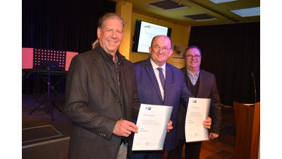 IHK-Chef Martin Wrede (re.) ehrt Uwe Seidel und Peter Mrasek für 25 Jahre Prüfertätigkeit. (Foto: ab)