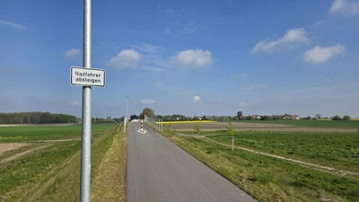 Radfahrer absteigen: Schild an Vorrangroute sorgt für Verwunderung. (Foto: tau)