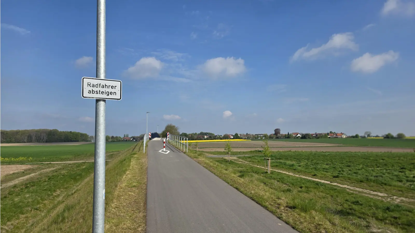 Radfahrer absteigen: Schild an Vorrangroute sorgt für Verwunderung. (Foto: tau)