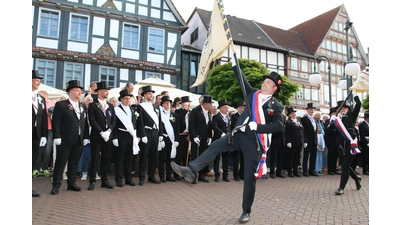 Mit dem Einmarsch sind die Stadthäger am Mittwoch in ihr Schützenfest gestartet.  (Foto: bb)