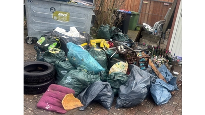 Die Helfer tragen von den verschiedenen Sammelpunkten einen großen Haufen Abfall zusammen.  (Foto: privat)