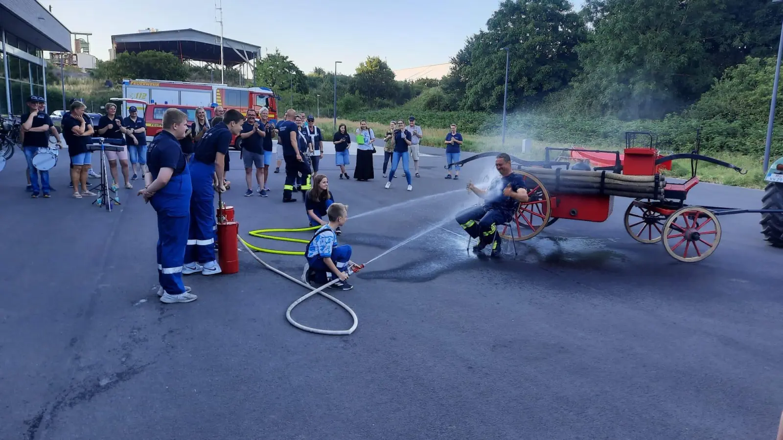 Wasser marsch: Die Jugendfeuerwehr verabschiedet Marcus Thiele mit einer ordentlichen Dusche aus den Kübelspritzen. (Foto: privat)