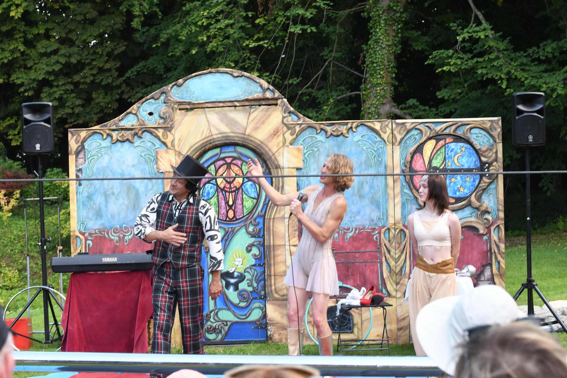 Drei Tage lang verwandelte sich das Rittergut Remeringhausen in ein Paradies für Garten- und Kunstliebhaber: Das beliebte Fest „Romantic Garden“ feierte seinen 25. Geburtstag. Bei strahlendem Sommerwetter strömten zahlreiche Besucherinnen und Besucher auf das idyllische Gutsgelände, um ein abwechslungsreiches Programm aus Ausstellungen, Musik und kulinarischen Angeboten zu genießen. Die gut gelaunten Gäste und das hervorragende Wetter sorgten für beste Stimmung, und auch die Aussteller zeigten sich rundum zufrieden. (Foto: nd)