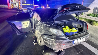 Vor Ort: Beteiligter Unfallwagen. (Foto: Feuerwehr)