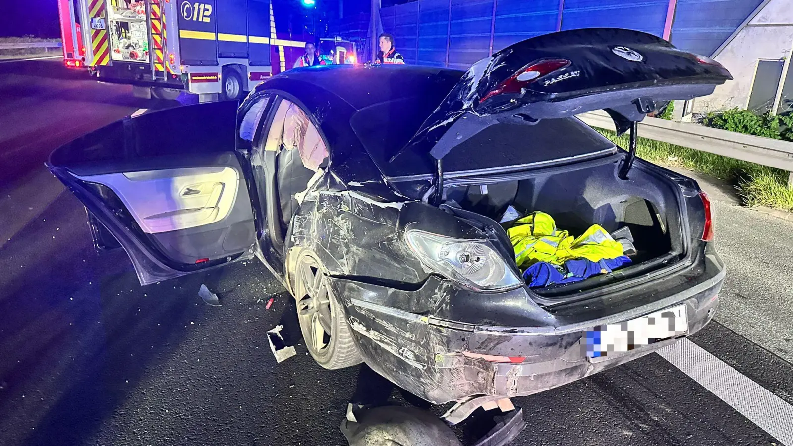 Vor Ort: Beteiligter Unfallwagen. (Foto: Feuerwehr)