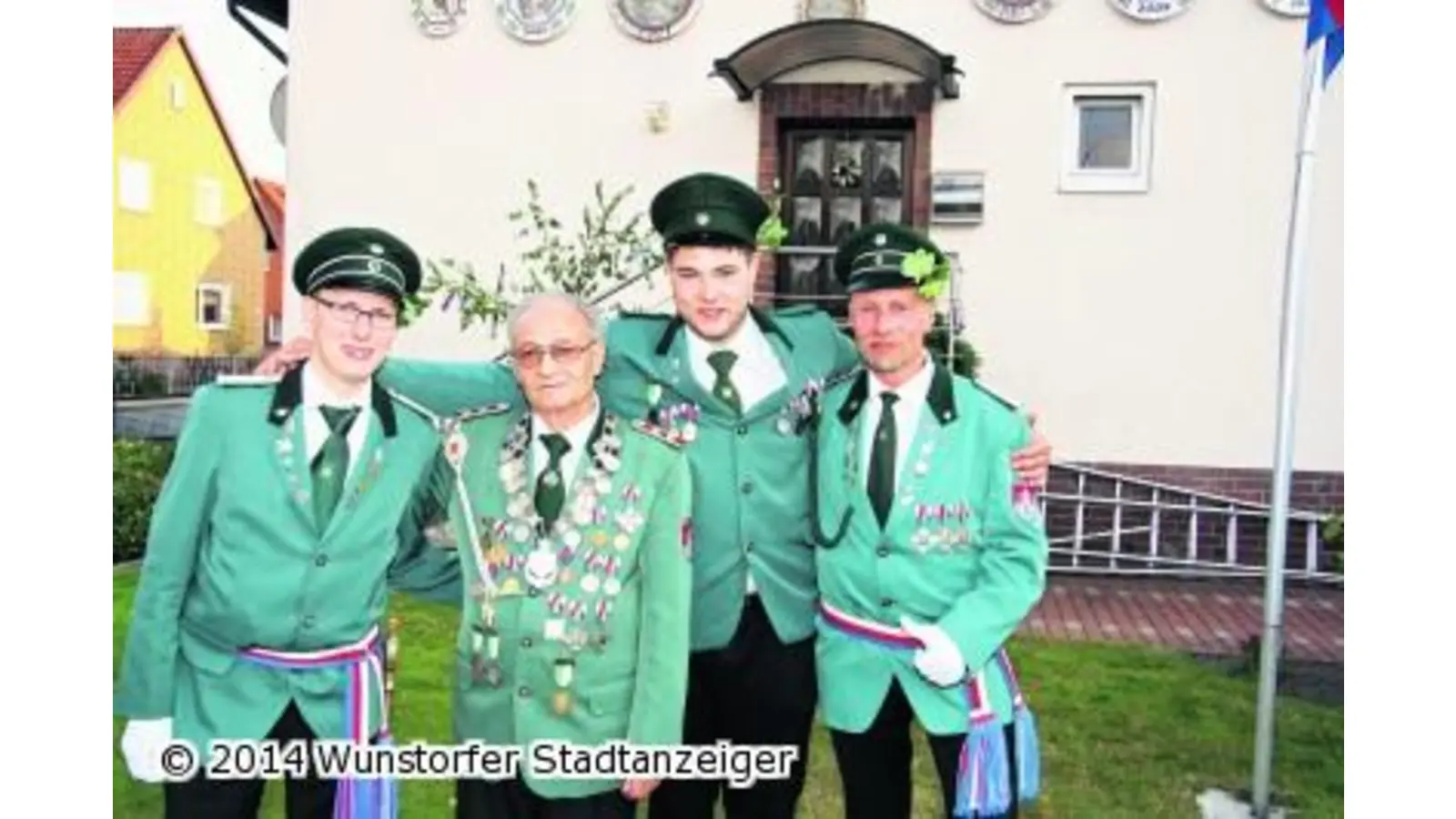 Großvater übergibt Königskette an Enkel (Foto: gi)