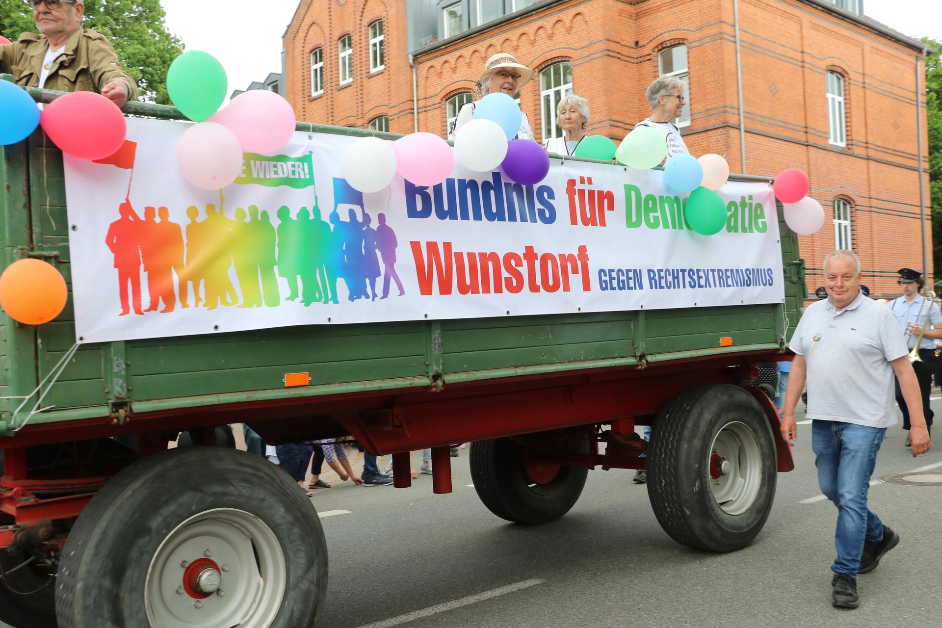  Ein Wagen vom Bündnis für Demokratie (Foto: gi)