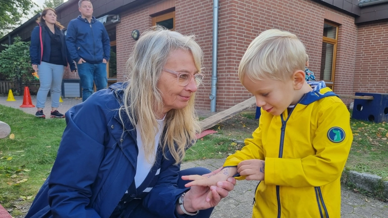 Auf Augenhöhe: Die Leiterin der Corvinus-Kita Iris Bruns und René.  (Foto: tau)