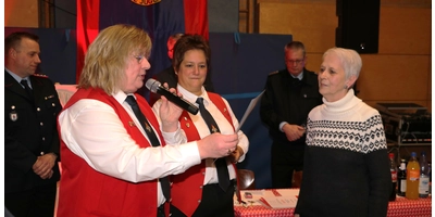 Lobende Worte (v.li.): Marion Wagner und Cornelia Lippolt ehren Hannelore Kuckuck. (Foto: gi)