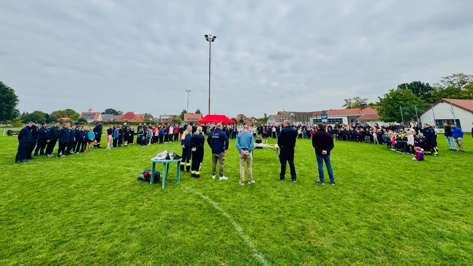 Auf dem Sportplatz in Klein Heidorn: Die Mannschaften der Kinder- und Jugendfeuerwehren. (Foto: Feuerwehr)