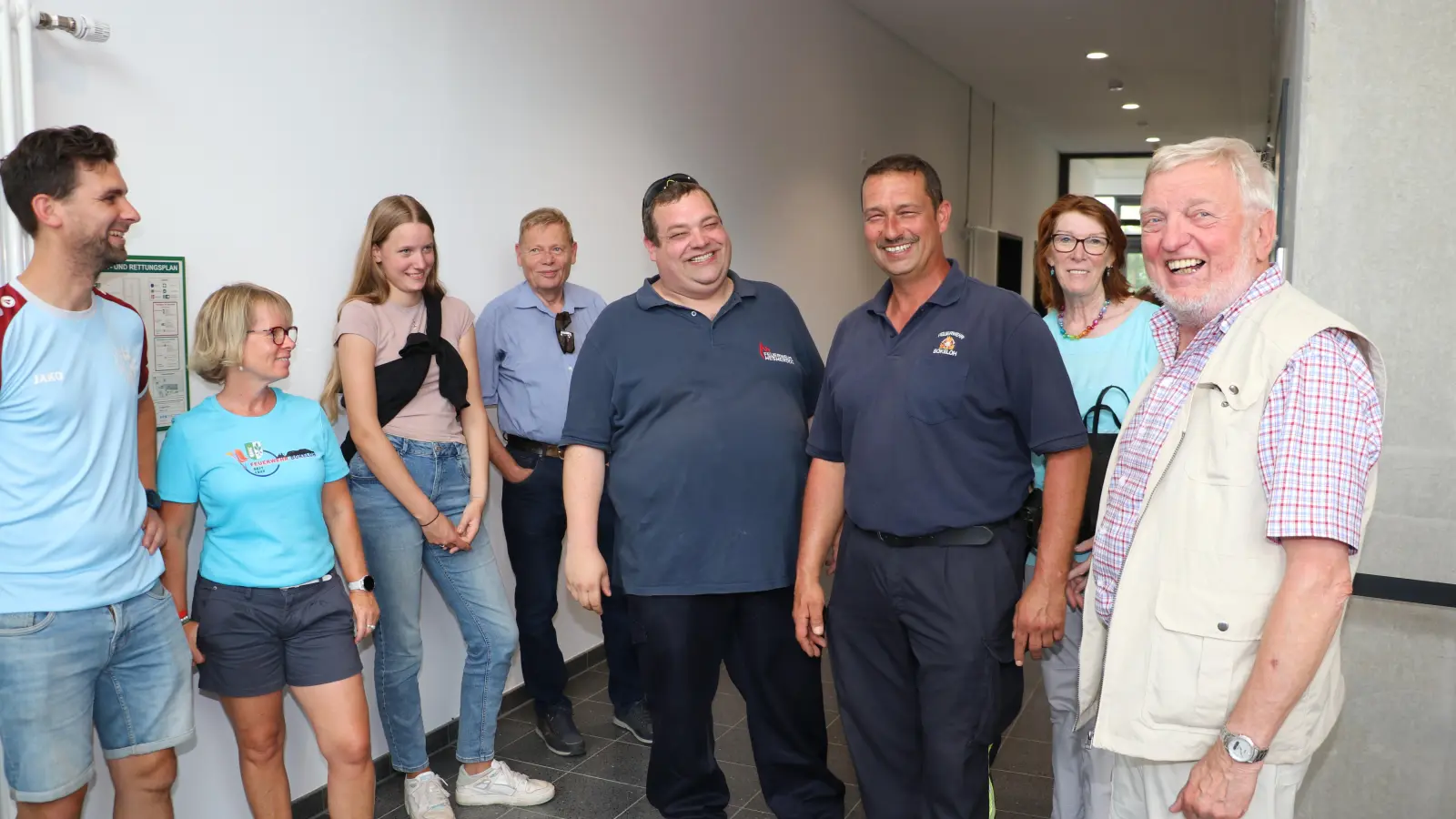Führung durch das Gebäude: Florian Rust (Mitte li.) und Marcus Thiele mit einer Gruppe Interessierter. (Foto: gi)