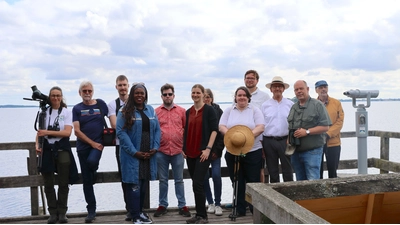 Am Winzlarer Turm: Landtagsabgeordnete und Kommunalpolitiker der Grünen sowie Vertreter der ÖSSM. (Foto: privat)