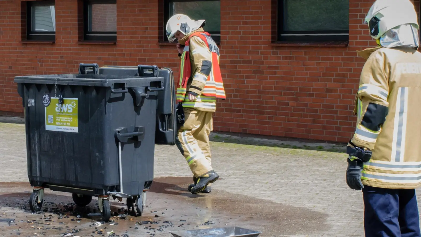 Der Einsatzleiter begutachtet den abgelöschten Brandherd. (Foto: Michael Jedamzik)