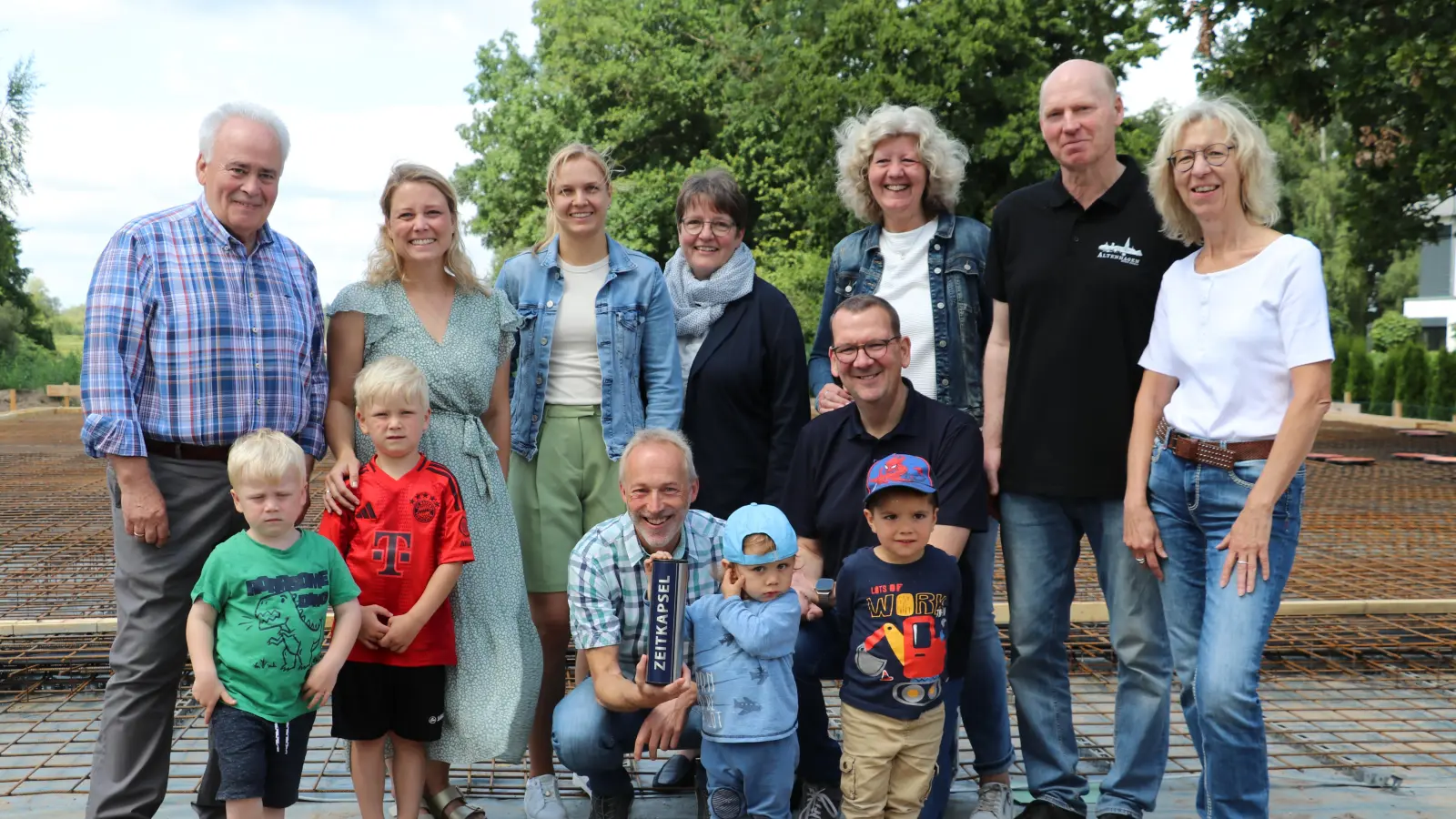 Feiern die Grundsteinlegung: Erzieherinnen, Kirchenvorstand und einige Kinder. (Foto: gi)