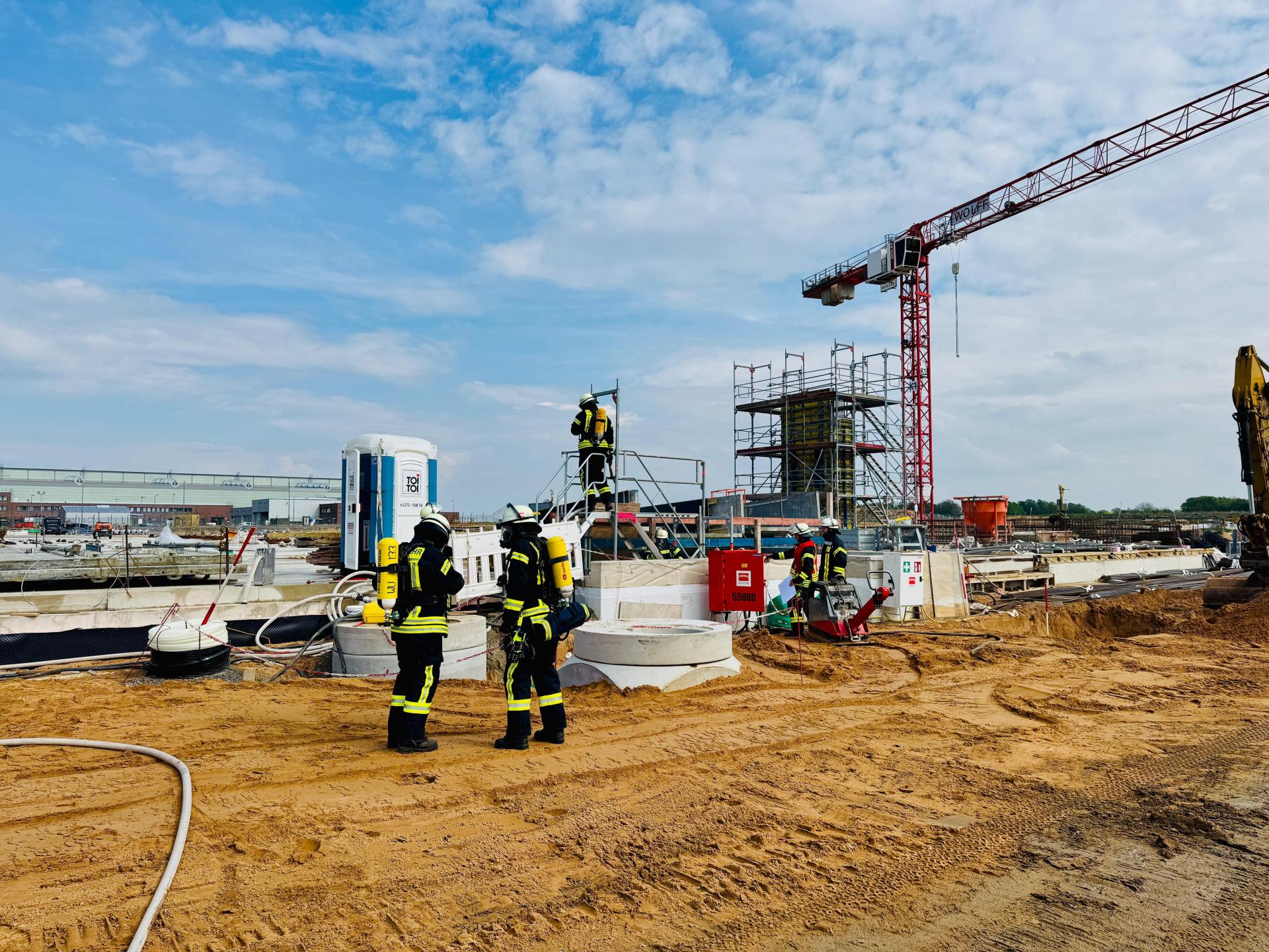 Auf der Airbus-Baustelle: Die Feuerwehr im Einsatz. (Foto: Feuerwehr)