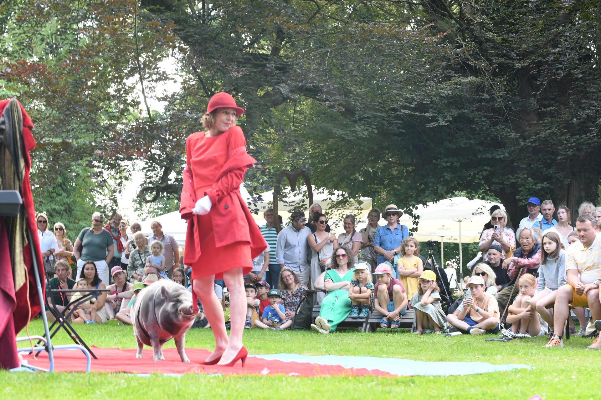 Drei Tage lang verwandelte sich das Rittergut Remeringhausen in ein Paradies für Garten- und Kunstliebhaber: Das beliebte Fest „Romantic Garden“ feierte seinen 25. Geburtstag. Bei strahlendem Sommerwetter strömten zahlreiche Besucherinnen und Besucher auf das idyllische Gutsgelände, um ein abwechslungsreiches Programm aus Ausstellungen, Musik und kulinarischen Angeboten zu genießen. Die gut gelaunten Gäste und das hervorragende Wetter sorgten für beste Stimmung, und auch die Aussteller zeigten sich rundum zufrieden. (Foto: nd)