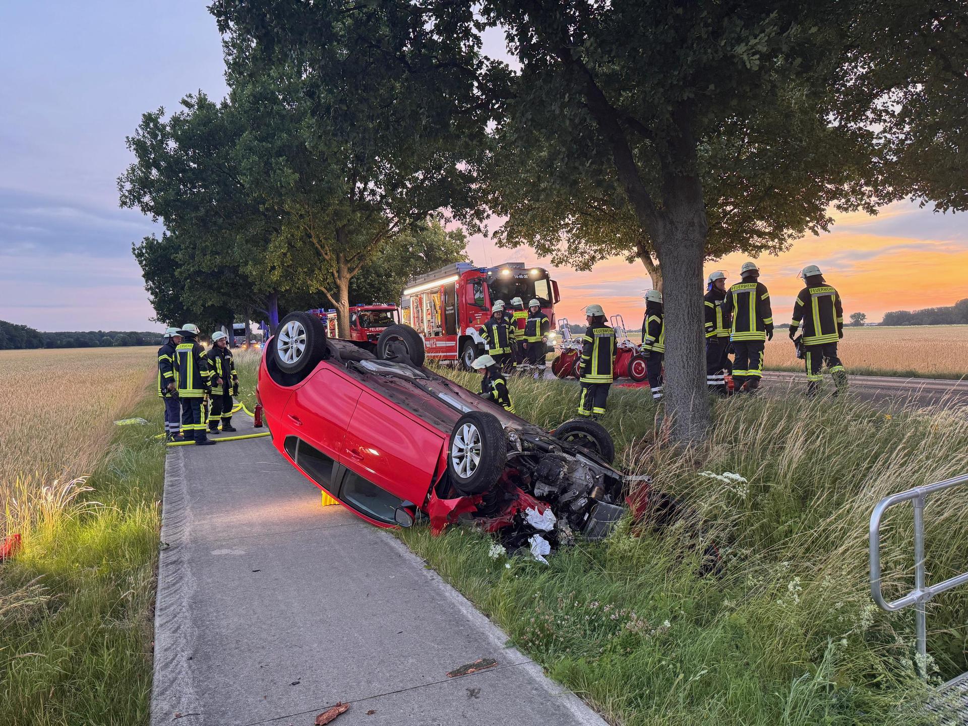 An der Unfallstelle: Die Rettungskräfte im Einsatz. (Foto: Feuerwehr)