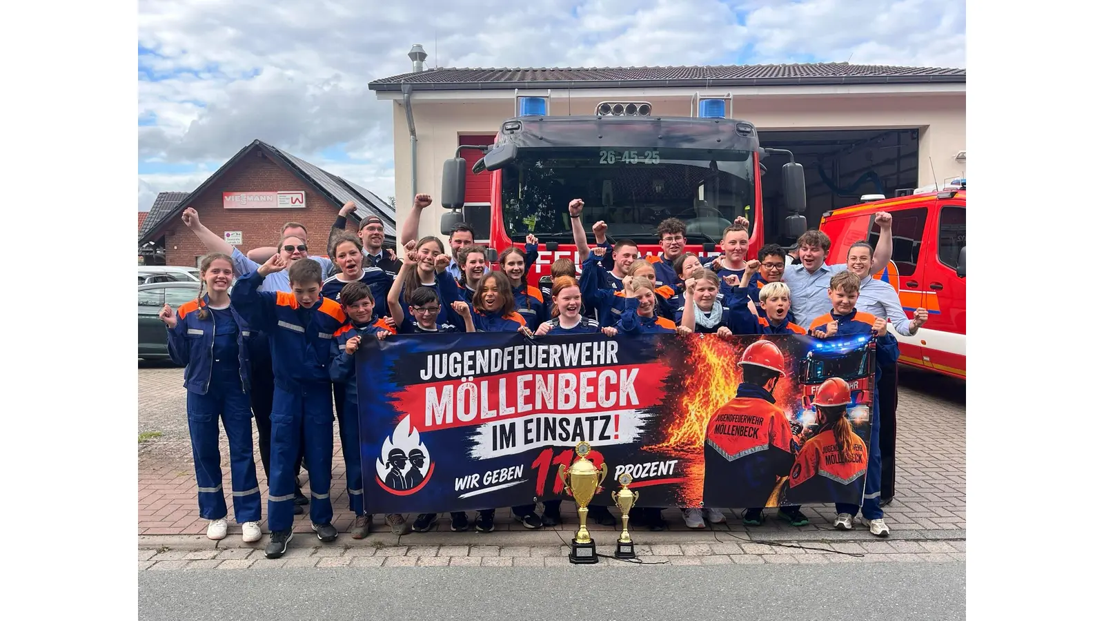 Die Jugendfeuerwehr Möllenbeck bejubelt die Silbermedaille im Bezirk. (Foto: Jugendfeuerwehr Möllenbeck)