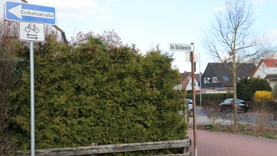 Eine sinnvolle Änderung dient der Sicherheit: Von der Straße Im Büchenorte kann nun nicht mehr in die Schaumburger Straße gefahren werden.  (Foto: gi)
