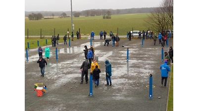 Von Dauerregen und Pfützen ließen sich die Boule-Freunde beim „fünften Streich” in Wiedensahl nicht ausbremsen. (Foto: privat)