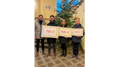 Boris Ahle vom Stadtmarketingverein übergab die Preise an die Gewinner Ceriem Abaza aus Bückeburg und Stefan Süß. (Foto: nd)