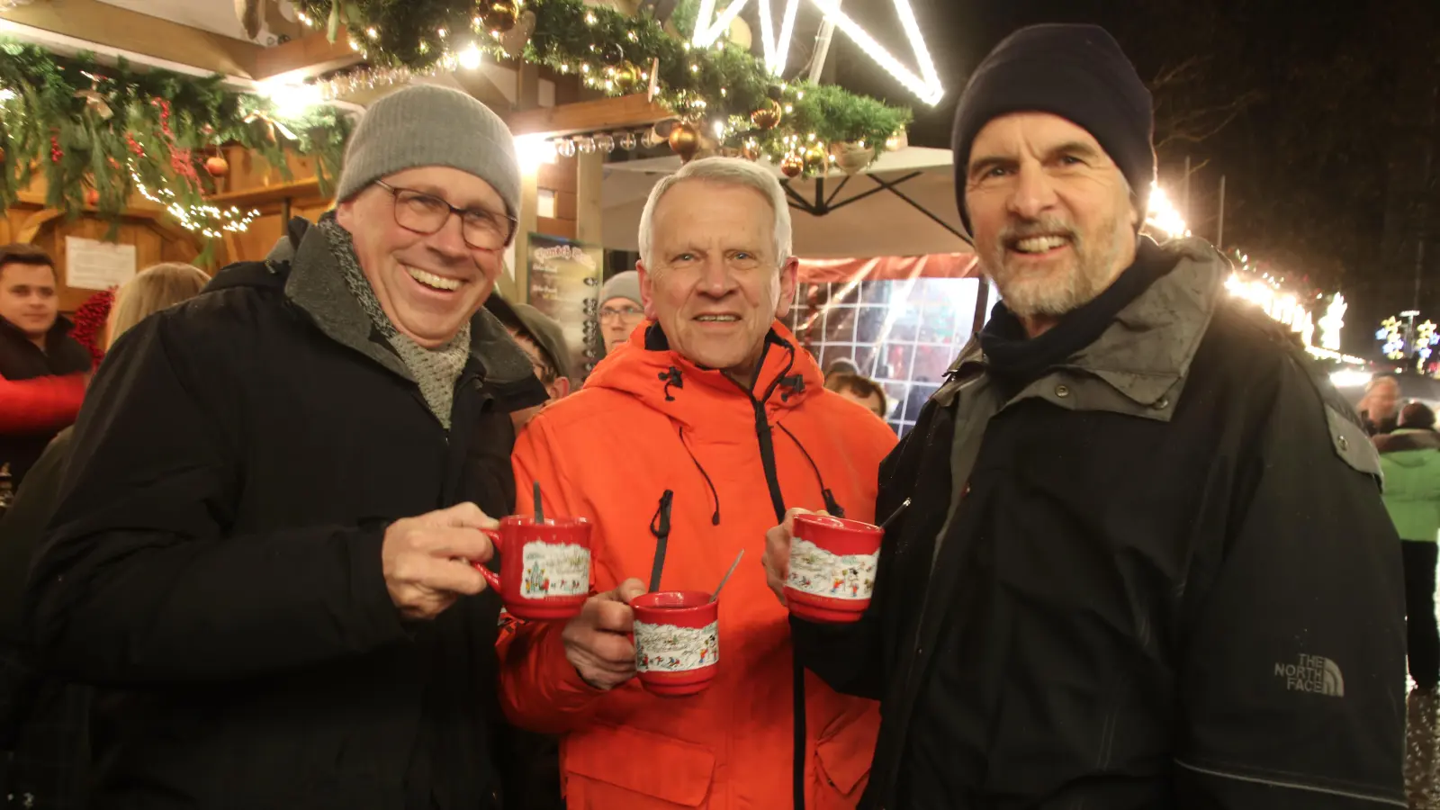 Stoßen an (v.li.): Carsten Piellusch, Bernd Heidorn und Thomas Gleitz. (Foto: gi)