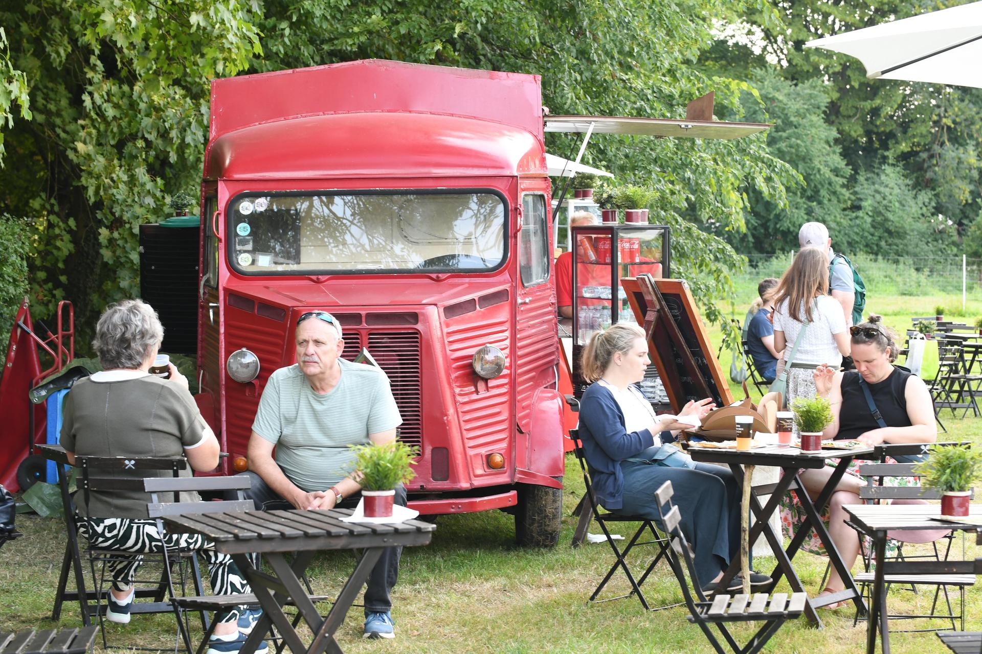 Drei Tage lang verwandelte sich das Rittergut Remeringhausen in ein Paradies für Garten- und Kunstliebhaber: Das beliebte Fest „Romantic Garden“ feierte seinen 25. Geburtstag. Bei strahlendem Sommerwetter strömten zahlreiche Besucherinnen und Besucher auf das idyllische Gutsgelände, um ein abwechslungsreiches Programm aus Ausstellungen, Musik und kulinarischen Angeboten zu genießen. Die gut gelaunten Gäste und das hervorragende Wetter sorgten für beste Stimmung, und auch die Aussteller zeigten sich rundum zufrieden. (Foto: nd)