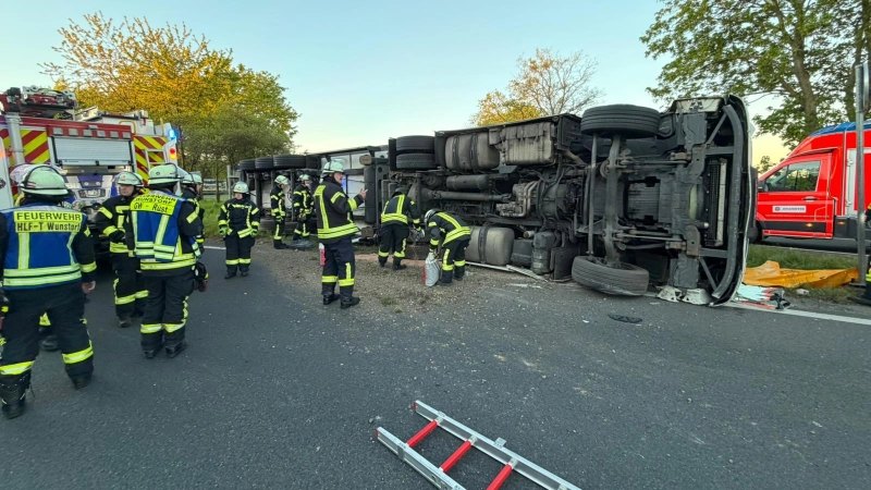 Umgekippter Lkw: Einsatzkräfte der Feuerwehr an der Unfallstelle. (Foto: Feuerwehr)